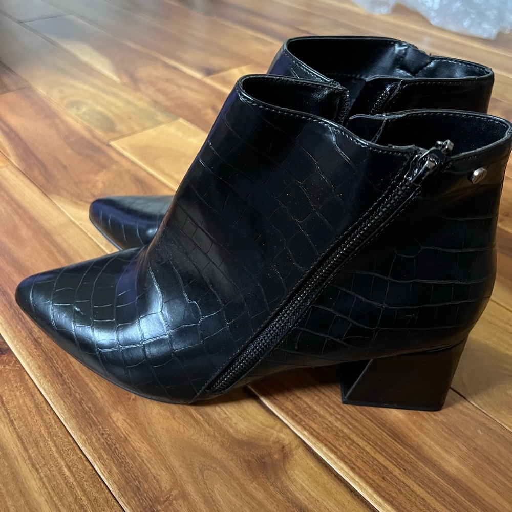 LIKE NEW Simply Vera by Vera Wang booties